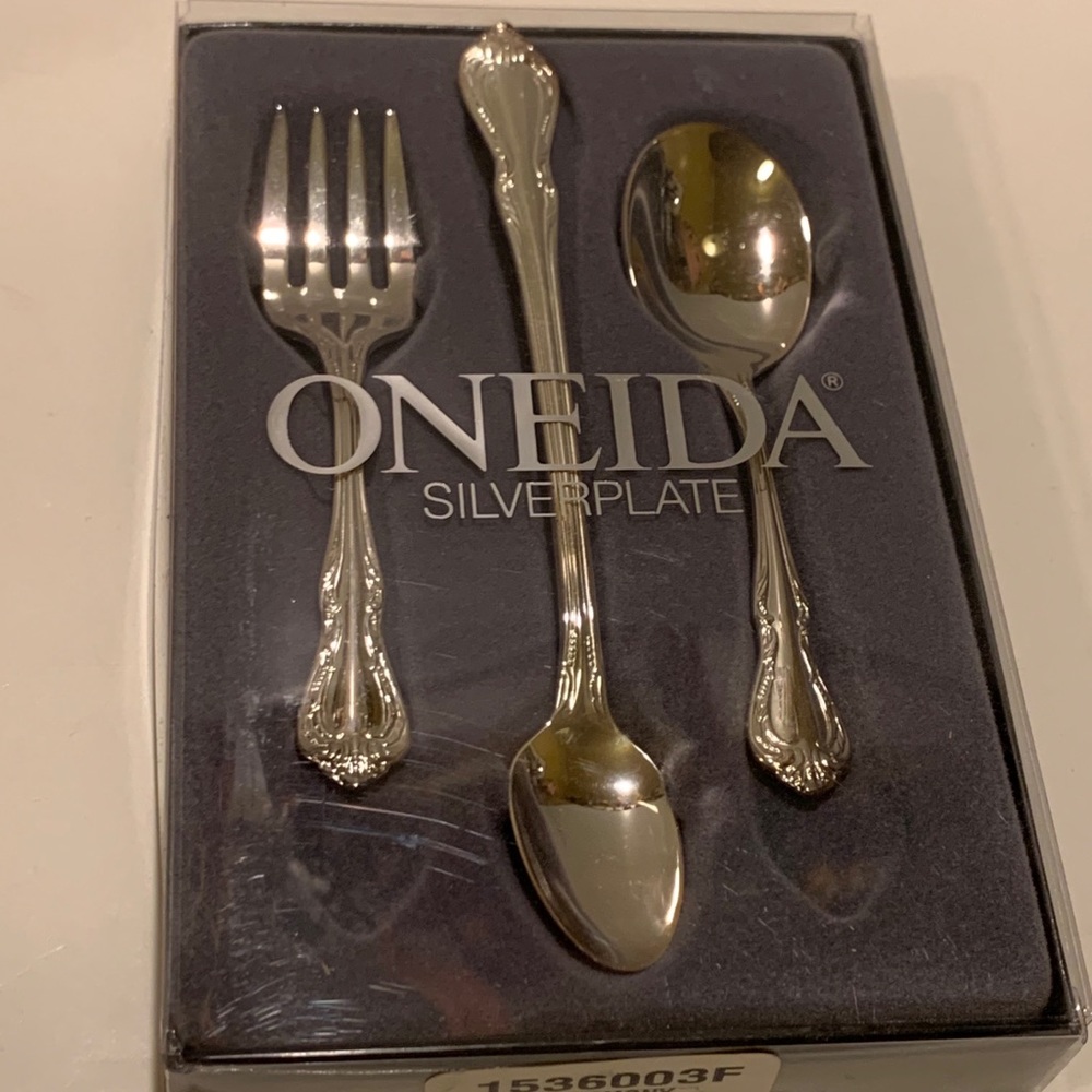 NWT ONEIDA SILVER PLATE 3 PIECE BABY SET.